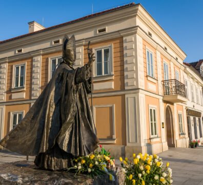 Pomnik_Jana_Pawła_II_na_wadowickim_rynku (1)